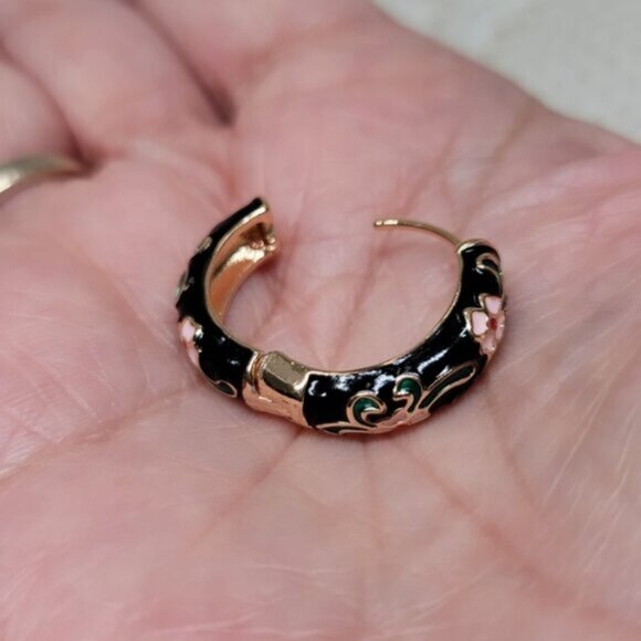 CCO Floral Huggie Hoop Earrings Enamel Stainless Steel Posts Black Pink OS New - Picture 9 of 12